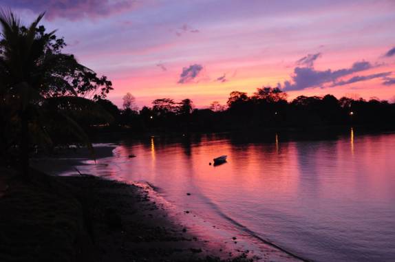 As incríveis cores do céu de fim de tarde, em Puerto Jimenez, na Península de Osa, no sul da Costa Rica